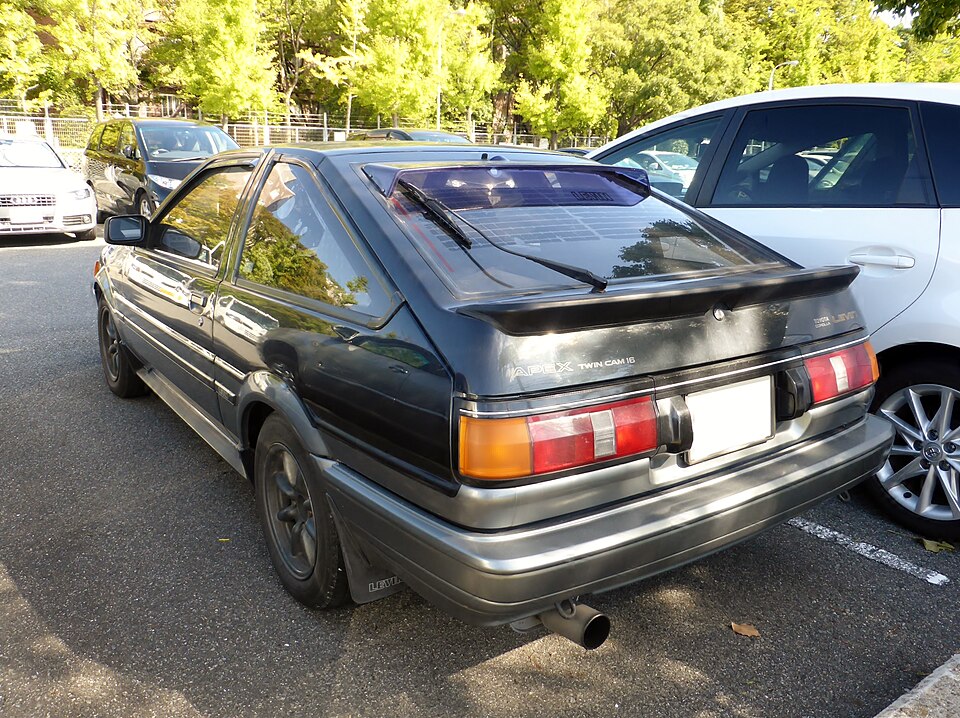 トヨタ カローラレビン/スプリンタートレノ AE86 の後方写真