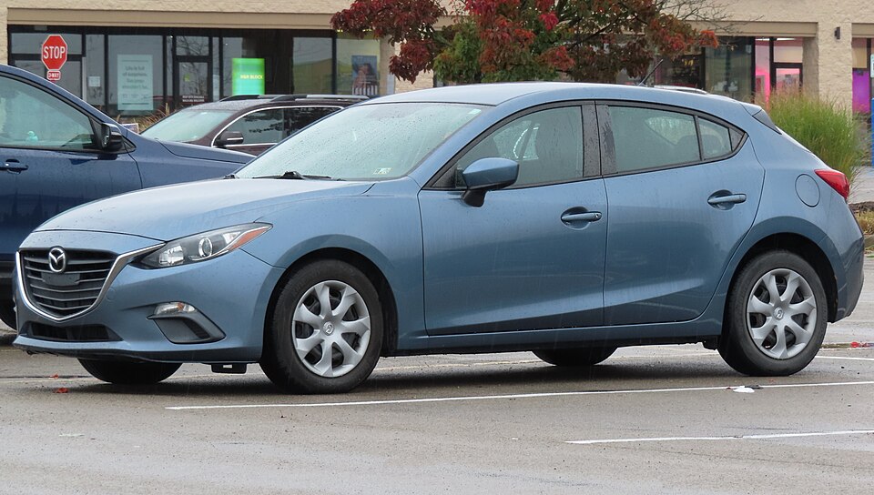 マツダ アクセラ/MAZDA3 3代目 の斜め前写真