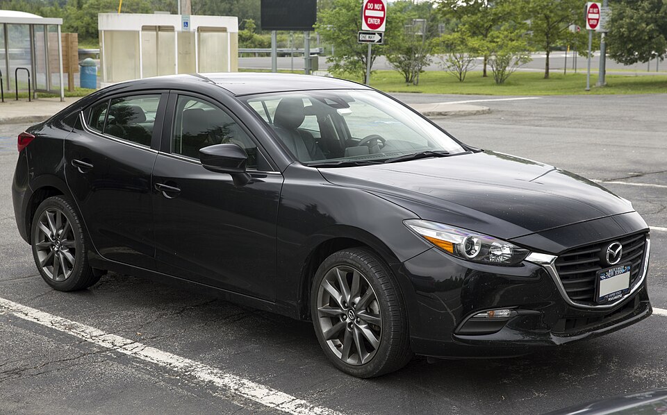 マツダ アクセラ/MAZDA3 3代目 の斜め前写真