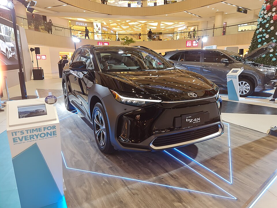 トヨタ bZ4X 初代 の正面写真