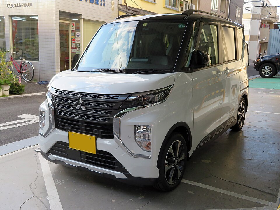 三菱 eKクロス 初代 の正面写真