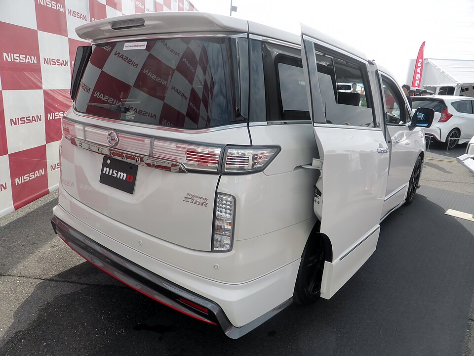 日産 エルグランド 3代目 の後方写真