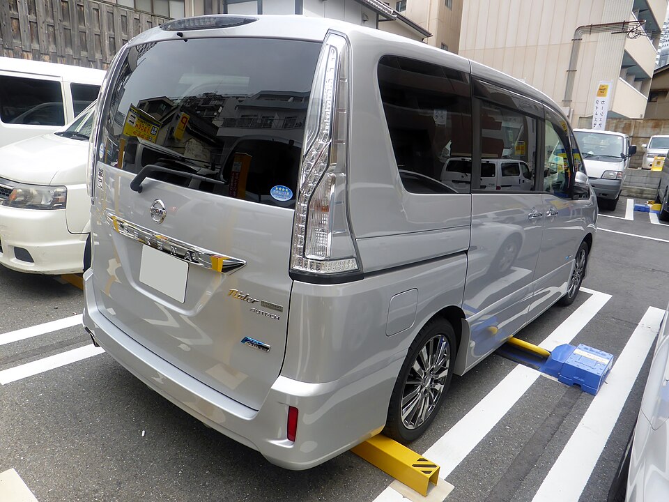 日産 セレナ 4代目 の後方写真