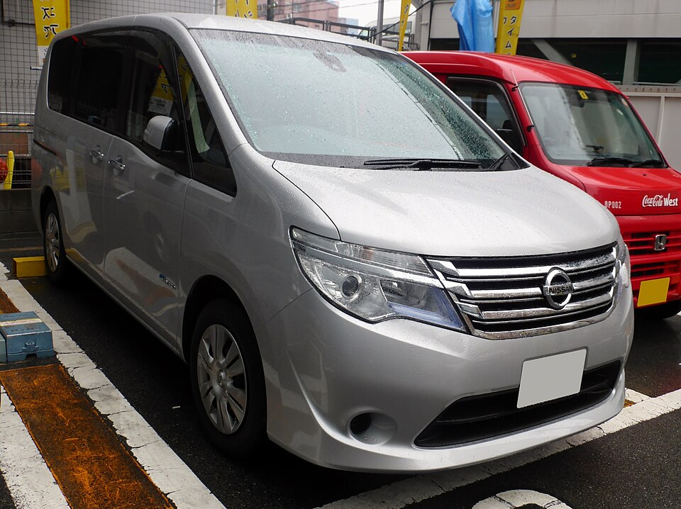 日産 セレナ 4代目 の正面写真