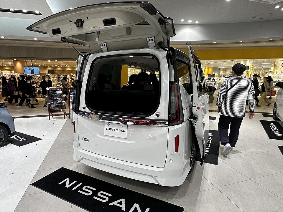 日産 セレナ 6代目 ハイウェイスター の後方写真