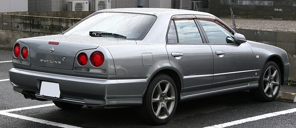 日産 スカイライン 10代目 (R34) の後方写真