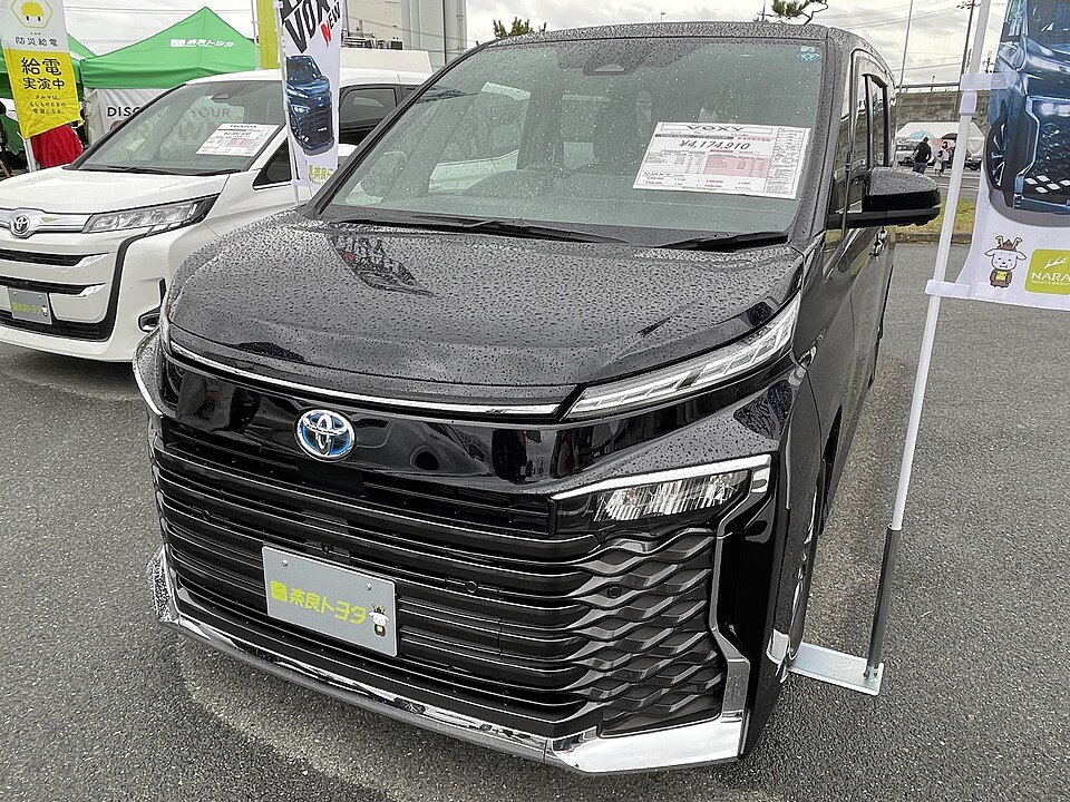 トヨタ ヴォクシー 4代目 の正面写真